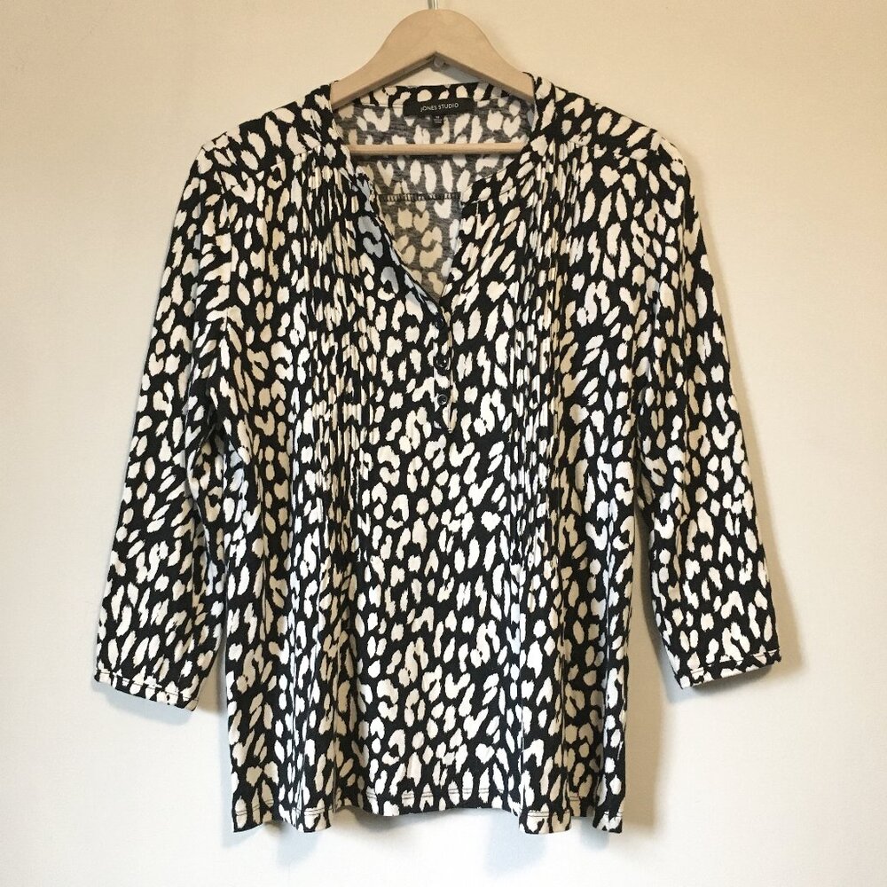 Jones Studio Big Cat Rosette 3/4 Sleeve Pintuck Accents Jersey Tunic Top